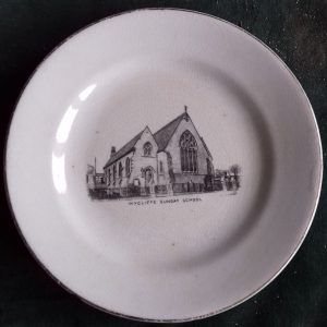 Commemorative white plate with etching design of the church in the middle